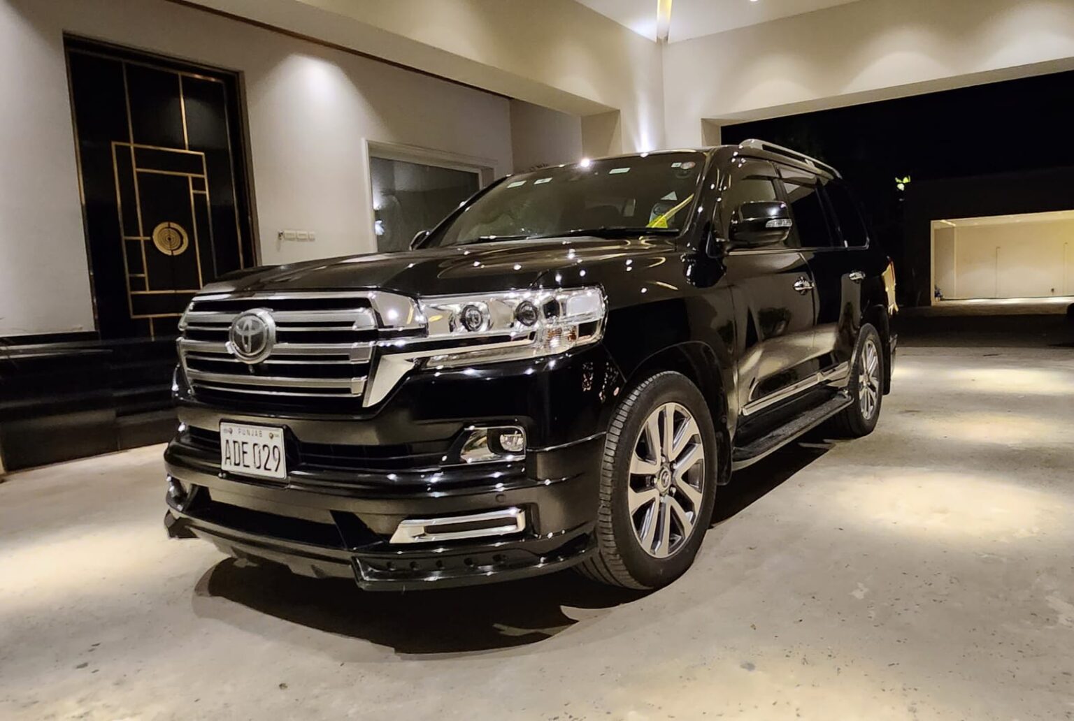 toyota-landcruiser-v8-rent-in-lahore-1536x1032